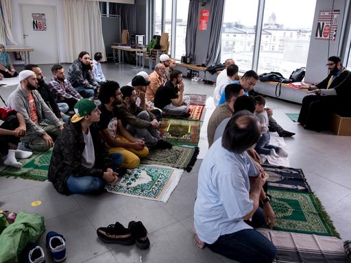 Muslime nehmen in den Münchner Kammerspielen an einem Freitagsgebet teil. Als Reaktion auf fehlende Gebetsräume in der Münchner Innenstadt haben Muslime ihr Freitagsgebet zum zweiten Mal in Folge in den Münchner Kammerspielen verrichtet.