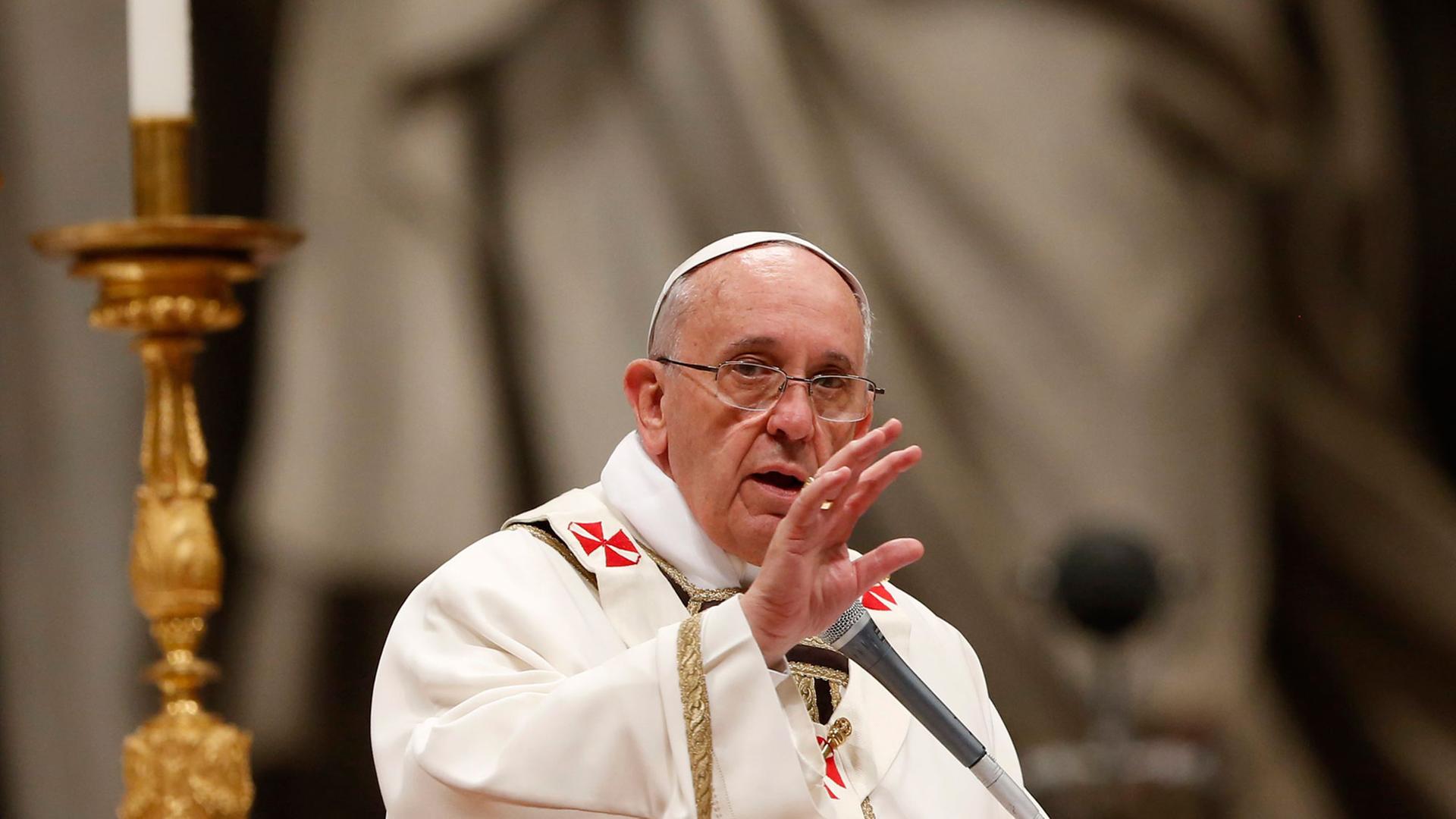 Papst Franziskus bei einer Ostermesse im Petersdom
