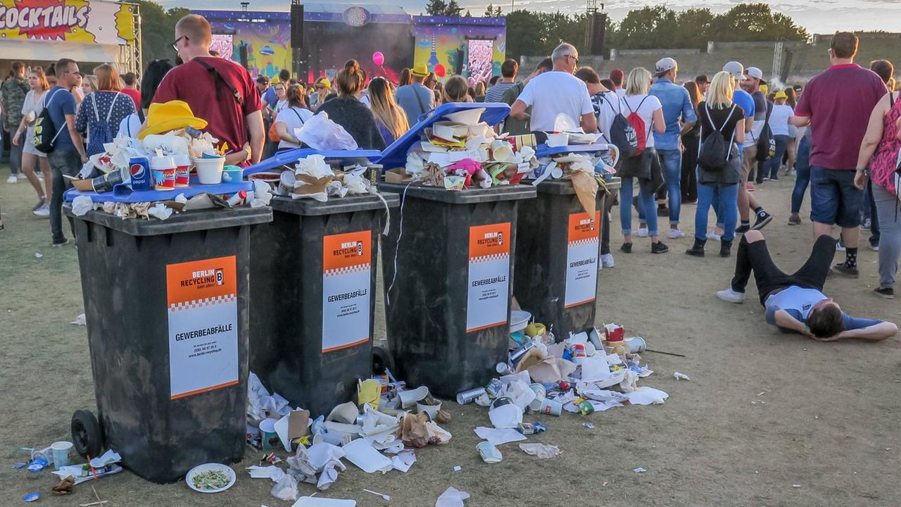 Überlaufende Mülleimer auf dem Lollapalooza in Berlin Überlaufende Mülleimer auf dem Lollapalooza in Berlin