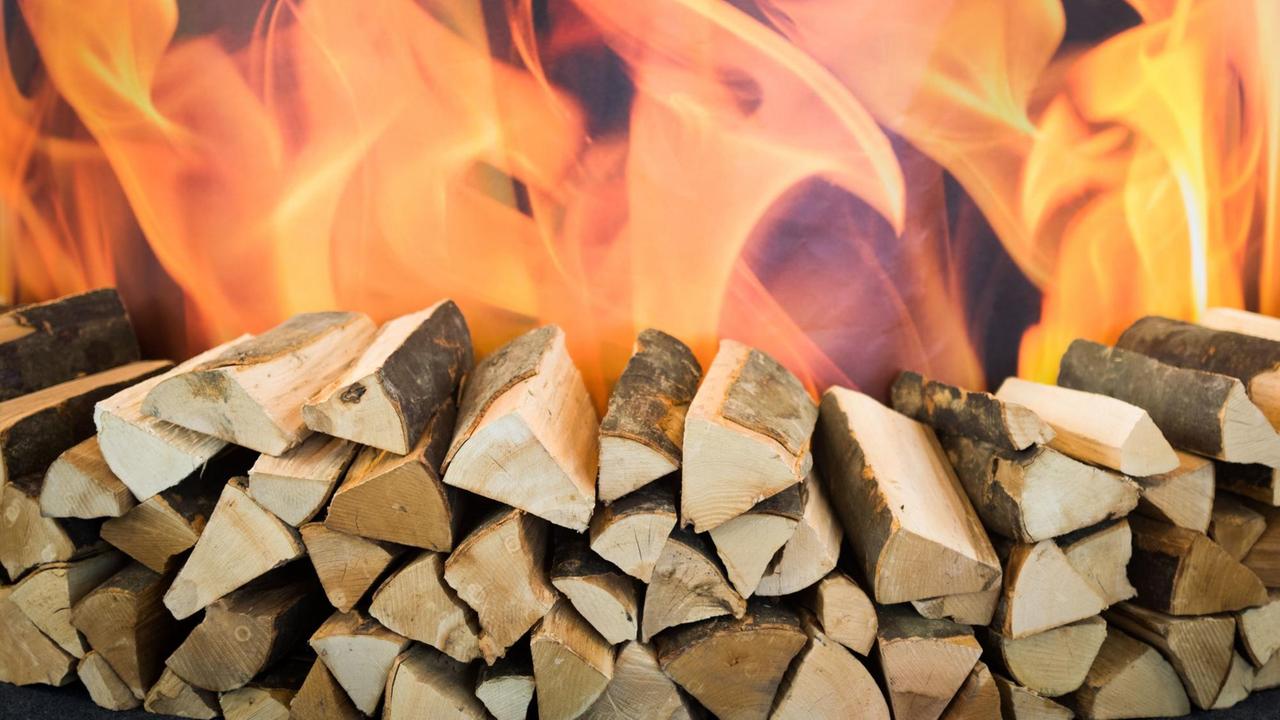 Gestapeltes Feuerholz für Kamine, Gestapeltes Feuerholz für Kamine,