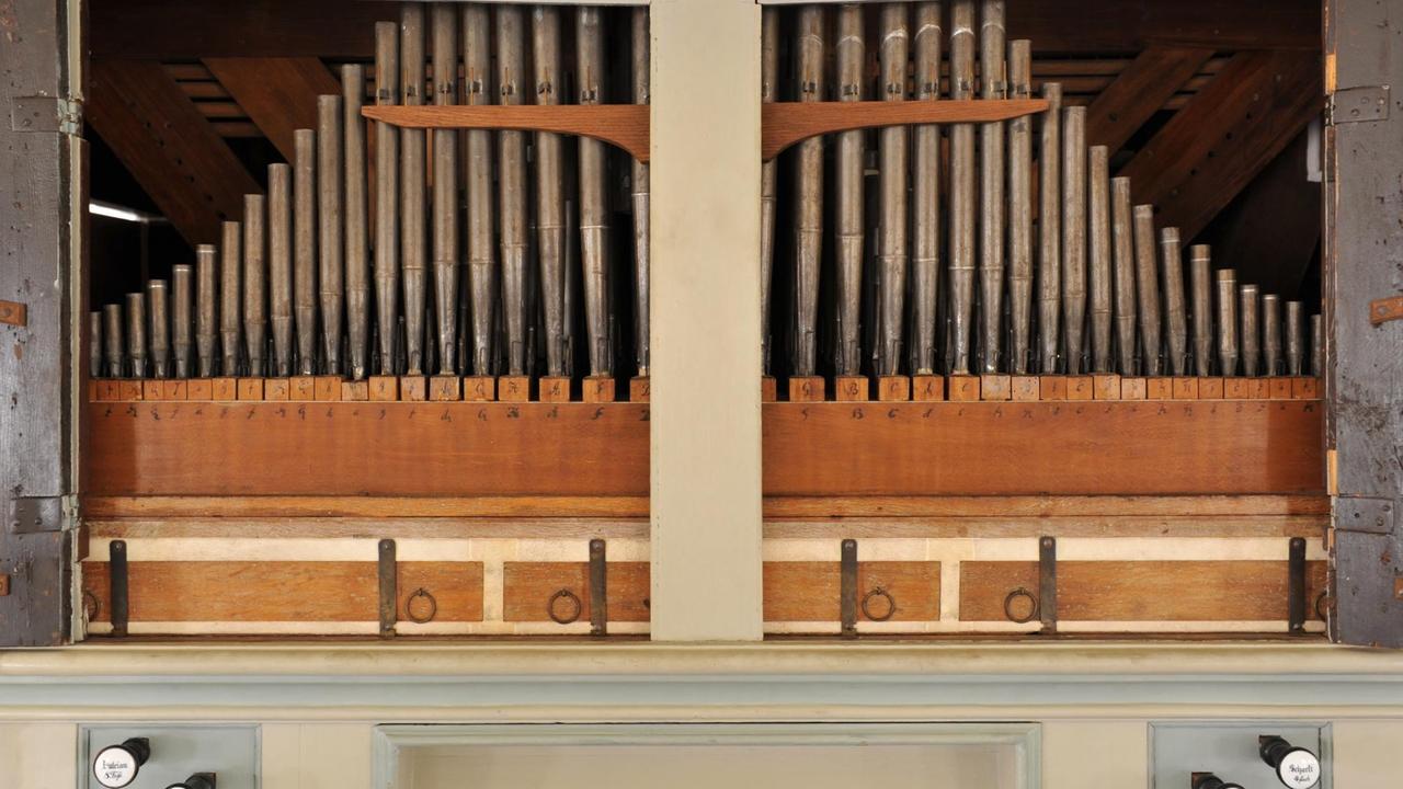 Das Brustwerk der Orgel über der Tastatur ist hinter zwei Holzladen verborgen, die hier geöffnet sind. Das Brustwerk der Orgel über der Tastatur ist hinter zwei Holzladen verborgen, die hier geöffnet sind.