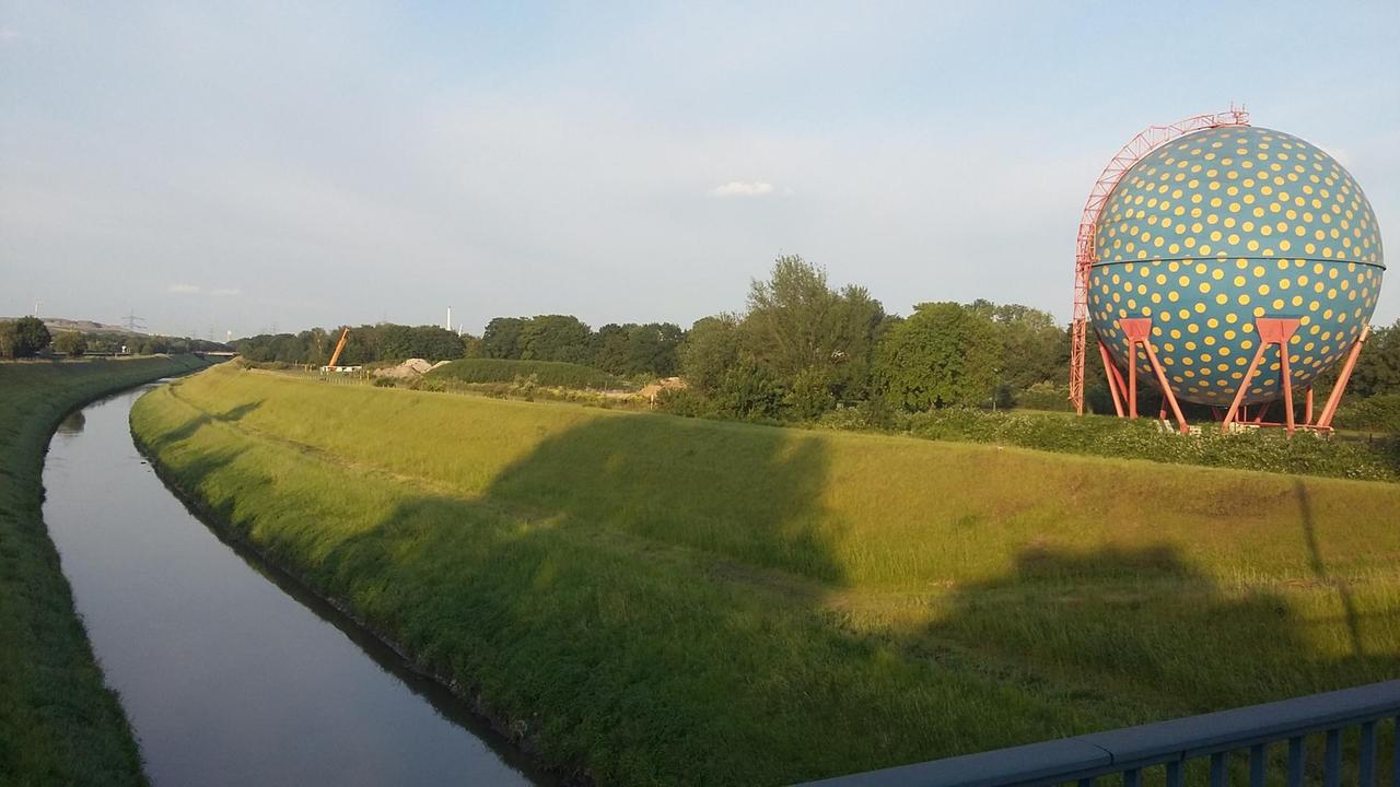 Am Fluss Emscher, der noch nicht renatuiert wurde. Am Fluss Emscher, der noch nicht renatuiert wurde.