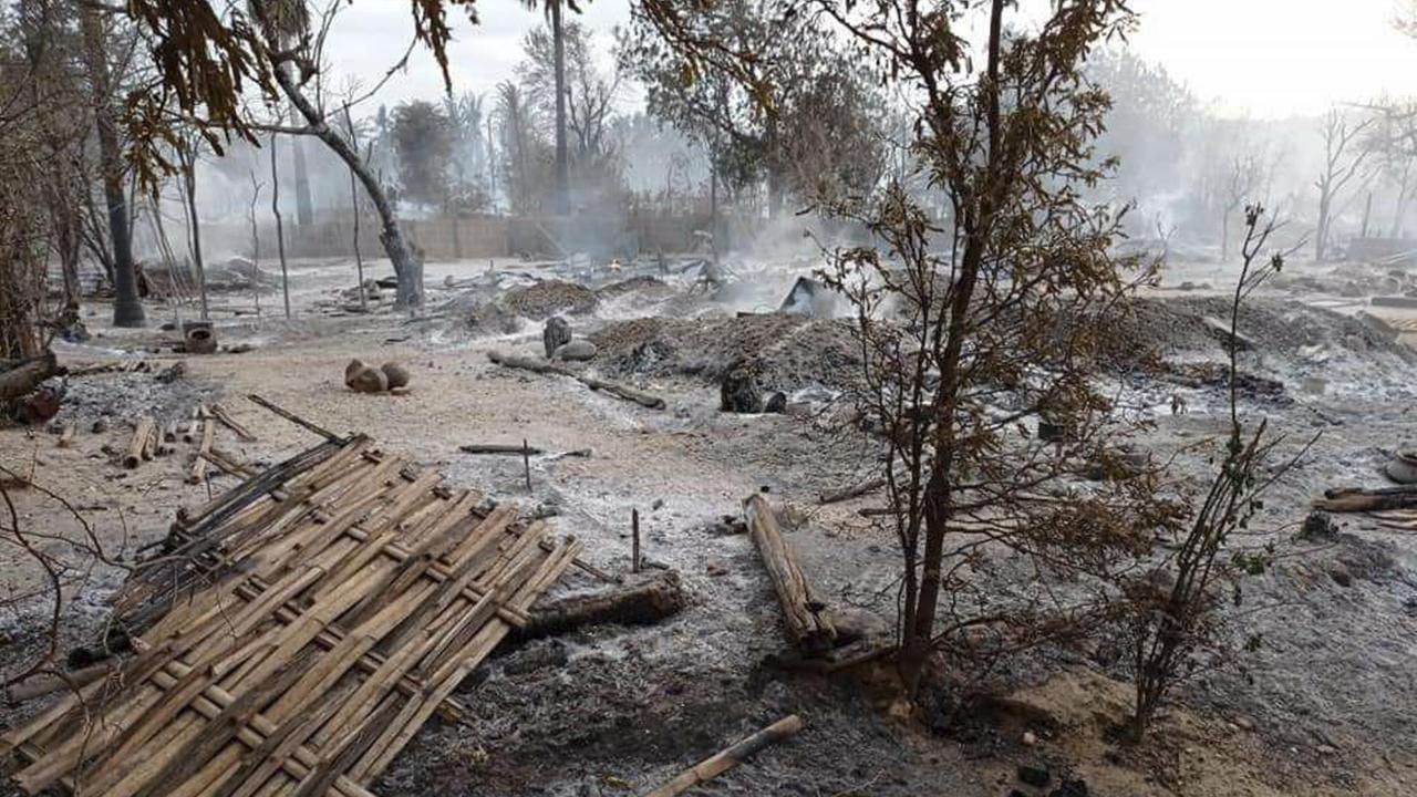 Rauch steigt auf, nachdem in Myanmar das Militär ein ganzes Dorf angezü...</p>

                        <a href=