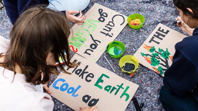 Schüler auf dem Rathausmarkt in Hamburg malen Plakate mit der Aufschrift "Make Earth Cool Again."