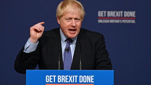 Der britische Premierminister Boris Johnson stellt das neue Wahlprogramm seiner Partei vor.