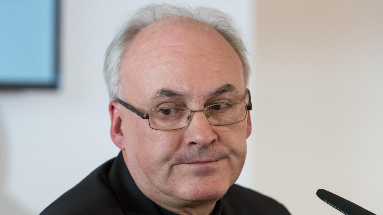Der Regensburger Bischof Rudolf Voderholzer spricht am 12.10.2016 in Regensburg (Bayern) während einer Pressekonferenz zu den Journalisten. Der Regensburger Bischof Rudolf Voderholzer spricht am 12.10.2016 in Regensburg (Bayern) während einer Pressekonferenz zu den Journalisten.