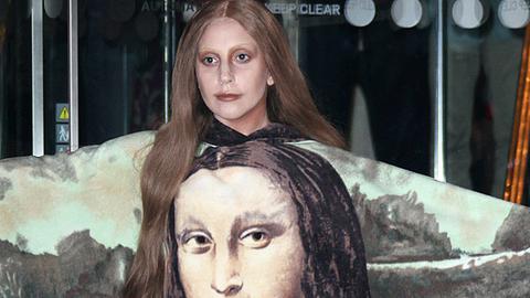 Die Popmusikerin Lady Gaga trägt ein Mona-Lisa-Outfit