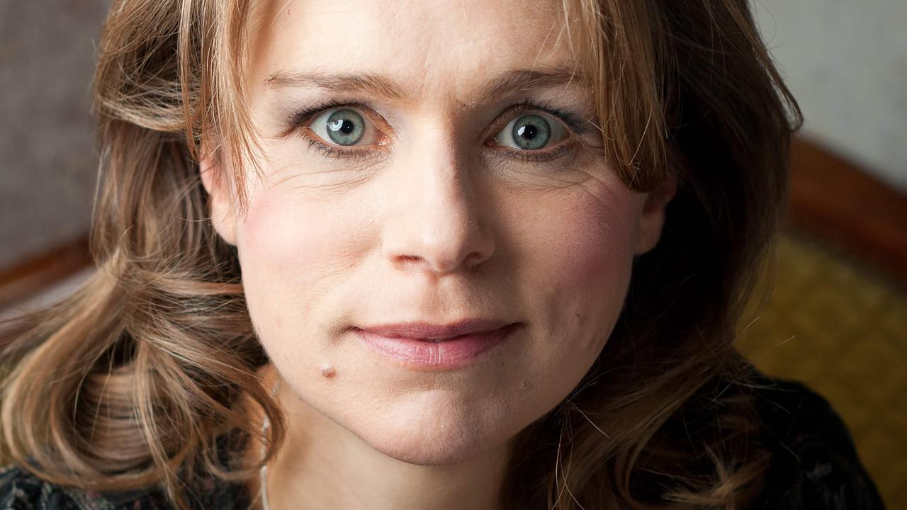 Porträtfoto der Dramatikerin und Schauspielerin Katja Hensel. Sie hat das Stück "Angela I" geschrieben. Porträtfoto der Dramatikerin und Schauspielerin Katja Hensel. Sie hat das Stück "Angela I" geschrieben.
