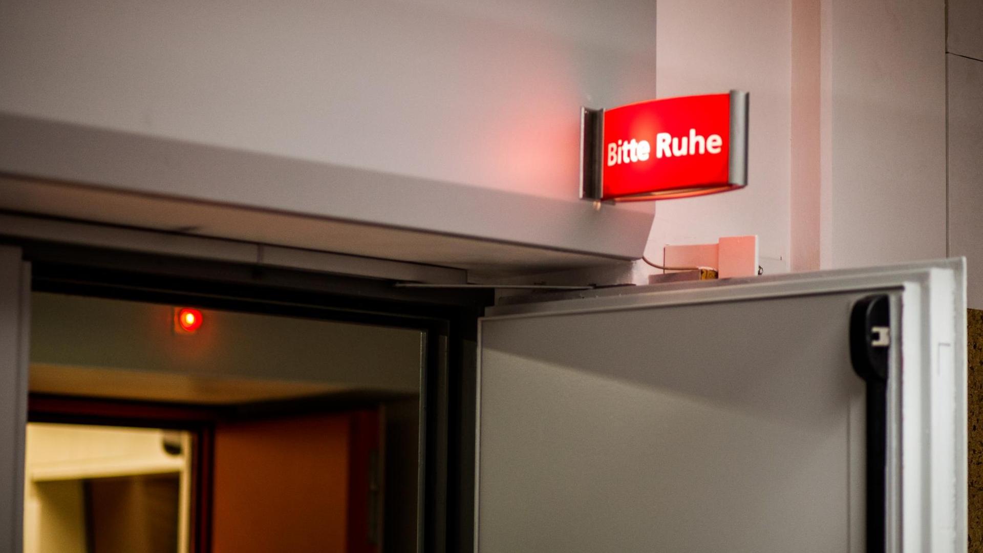 "Bitte Ruhe" über der Tür zum Kammermusiksaal. "Bitte Ruhe" über der Tür zum Kammermusiksaal.
