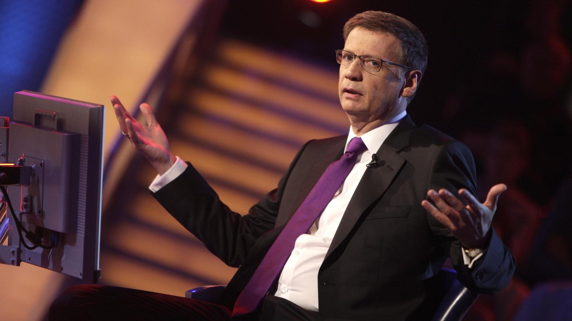 Günther Jauch moderiert Sendung "Wer wird Millionär?" (2010). Günther Jauch moderiert Sendung "Wer wird Millionär?" (2010).