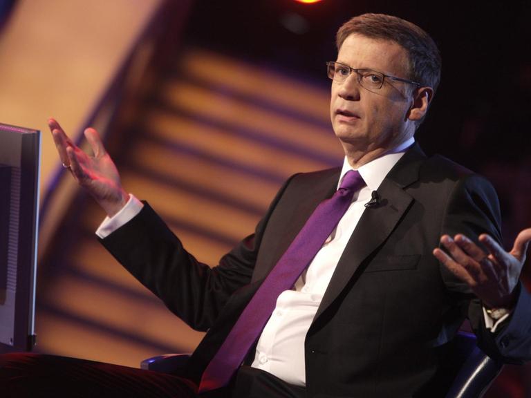 Günther Jauch moderiert Sendung "Wer wird Millionär?" (2010).