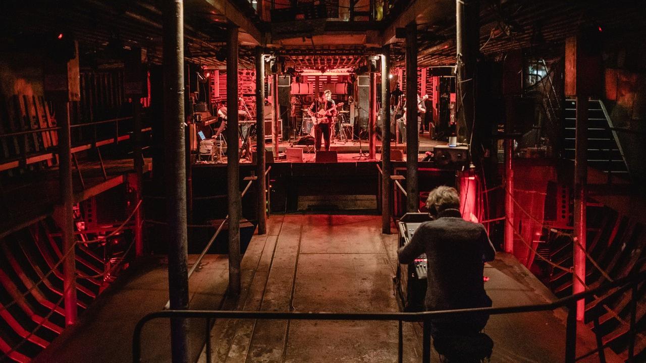 Die Ludwigsluster Nachwuchsband „Die Kerzen“ beim Soundcheck vor dem Konzert in der MS Stubnitz. Die Ludwigsluster Nachwuchsband „Die Kerzen“ beim Soundcheck vor dem Konzert in der MS Stubnitz.