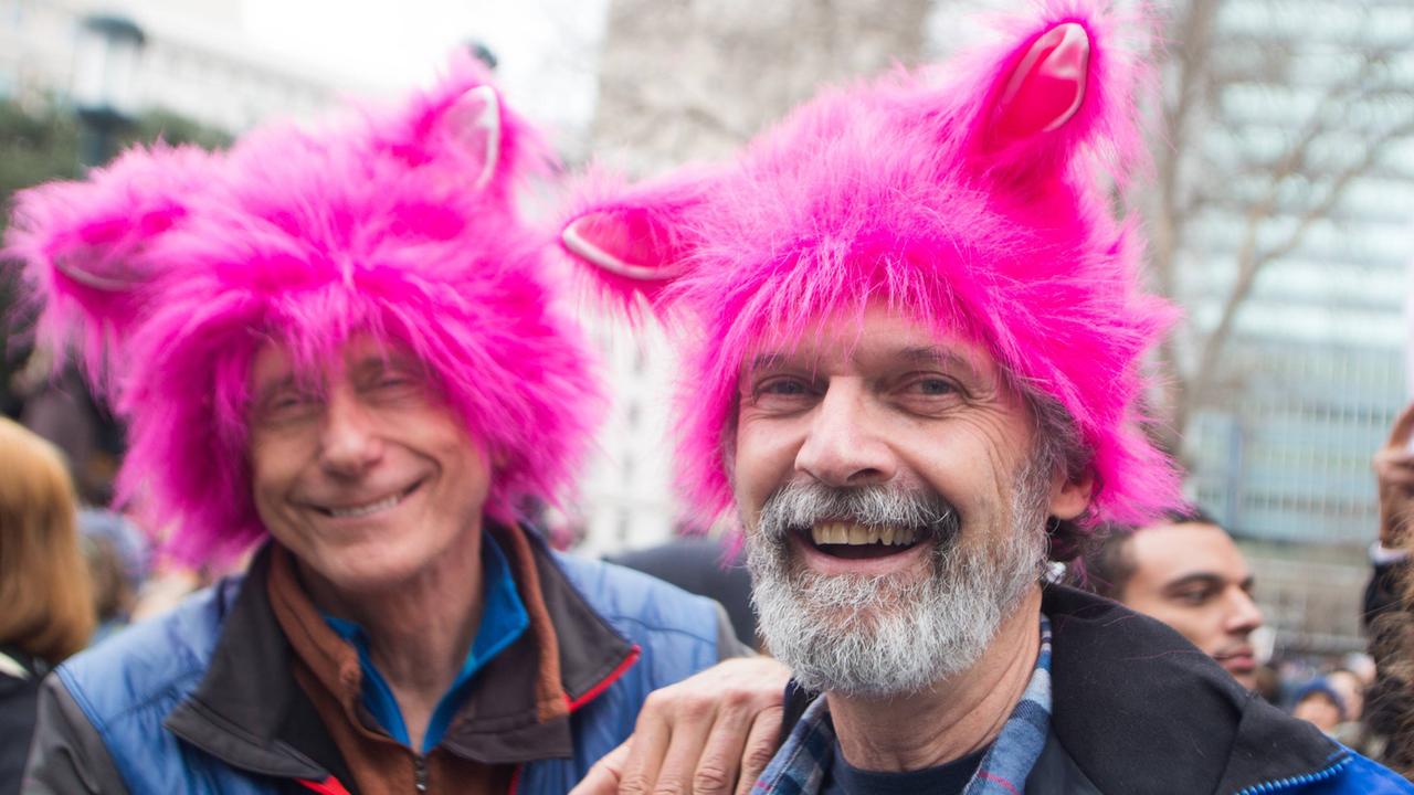 Protestierende beim Women's March in Oakland in Kalifornien: Die beiden Männer tragen die so genannten 'pussy hats'.
