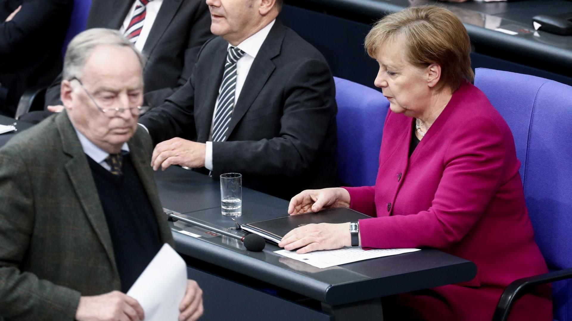 Alexander Gauland, Fraktionsvorsitzender der AfD, geht im Bundestag als erster Redner in der Generalaussprache an Horst Seehofer, Olaf Scholz und Bundeskanzlerin Angela Merkel vorbei.