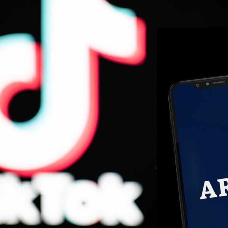 Ein TikTok-Logo im Hintergrund vor das ein Smartphone mit ARD-Logo gehalten wird