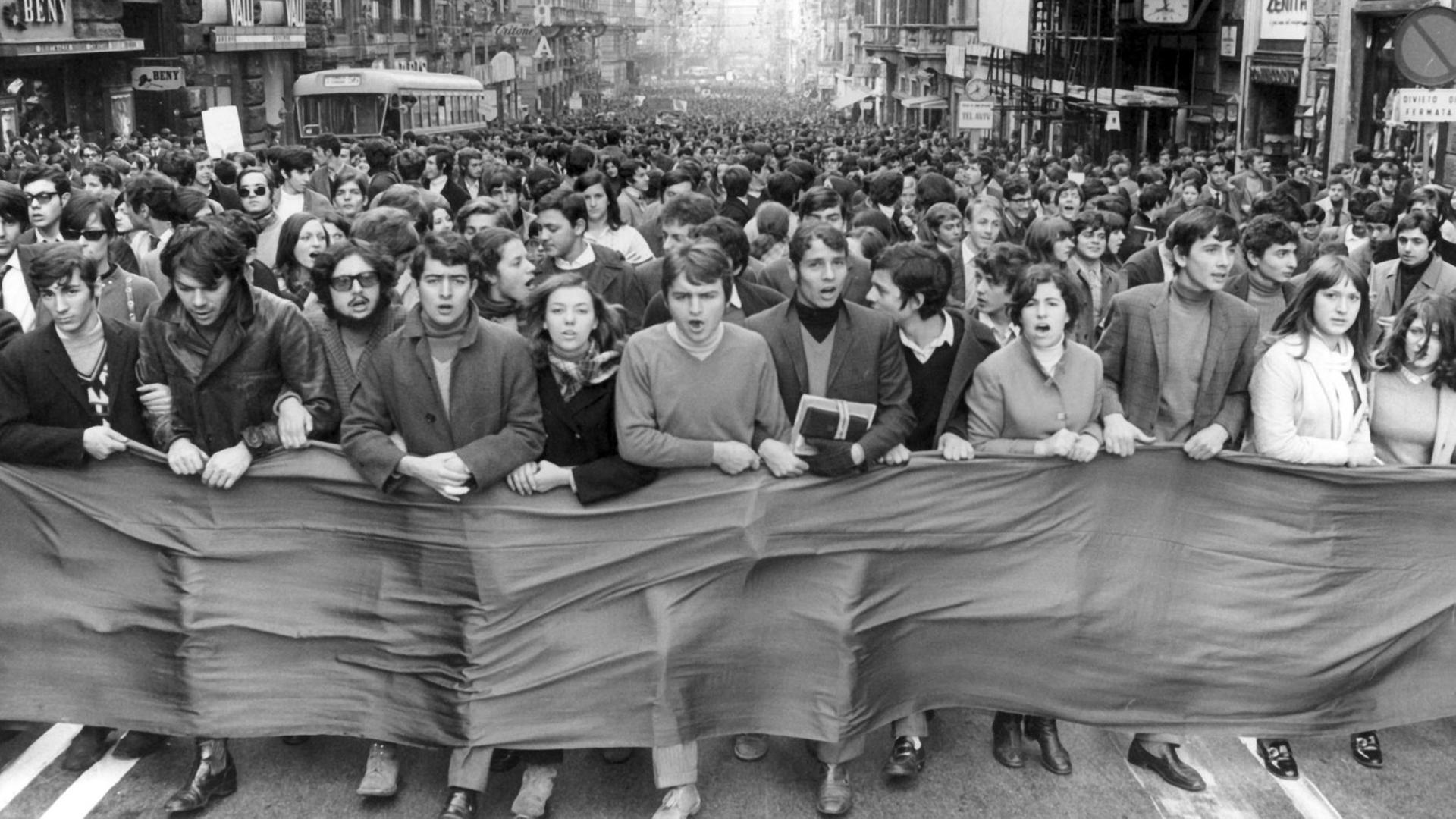 Schüler demonstrieren am 03.12.1968 in Rom für gleiche Bildungschancen und protestieren gleichzeitig wegen des Todes von zwei Landarbeitern, die während eines Streiks bei Auseinandersetzungen mit der Polizei am 02.12.1968 in Sizilien erschossen worden waren.