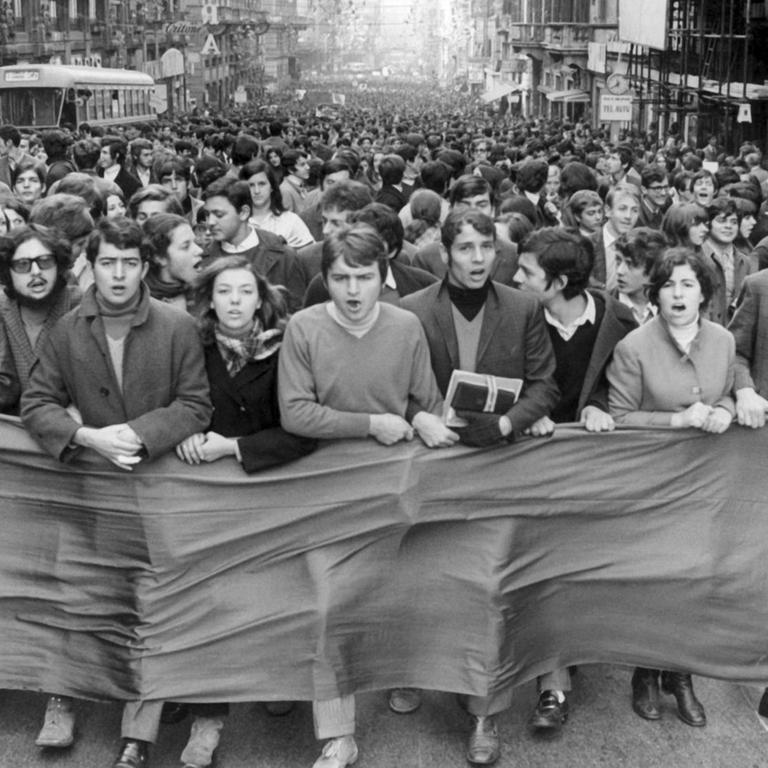 Schüler demonstrieren am 03.12.1968 in Rom für gleiche Bildungschancen und protestieren gleichzeitig wegen des Todes von zwei Landarbeitern, die während eines Streiks bei Auseinandersetzungen mit der Polizei am 02.12.1968 in Sizilien erschossen worden waren.