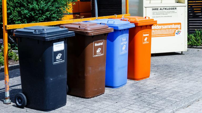 28.07.2018, Schleswig-Holstein, Bad Segeberg: Recyclingmülltonnen für Restmüll (l-r), Bioabfall, Papier, Wertstoffe des Gelben Sacks und Altkleider stehen auf dem Betriebshof des Wegezweckverbands (WZV). Foto: Markus Scholz | Verwendung weltweit 28.07.2018, Schleswig-Holstein, Bad Segeberg: Recyclingmülltonnen für Restmüll (l-r), Bioabfall, Papier, Wertstoffe des Gelben Sacks und Altkleider stehen auf dem Betriebshof des Wegezweckverbands (WZV). Foto: Markus Scholz | Verwendung weltweit