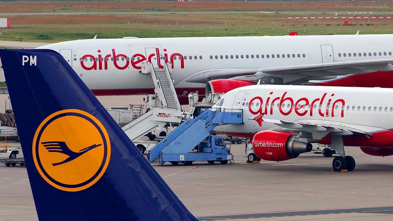 Flugzeuge der Fluggesellschaft Air Berlin (hinten) stehen am 12.06.2017 auf dem Flughafen Berlin-Tegel auf dem Rollfeld. Im Vordergrund ein irbus A320-200 der Lufthansa. Am kommenden Mittwoch findet die Hauptversammlung der angeschlagenen Fluglinie statt. Möglich ist eine Übernahme der angeschlagenen Fluggesellschaft Air Berlin durch Lufthansa, sofern Air Berlin-Großaktionär Etihad Schulden von rund 1,2 Milliarden Euro übernimmt. Foto: Wolfgang Kumm/dpa | Verwendung weltweit Flugzeuge der Fluggesellschaft Air Berlin (hinten) stehen am 12.06.2017 auf dem Flughafen Berlin-Tegel auf dem Rollfeld. Im Vordergrund ein irbus A320-200 der Lufthansa. Am kommenden Mittwoch findet die Hauptversammlung der angeschlagenen Fluglinie statt. Möglich ist eine Übernahme der angeschlagenen Fluggesellschaft Air Berlin durch Lufthansa, sofern Air Berlin-Großaktionär Etihad Schulden von rund 1,2 Milliarden Euro übernimmt. Foto: Wolfgang Kumm/dpa | Verwendung weltweit