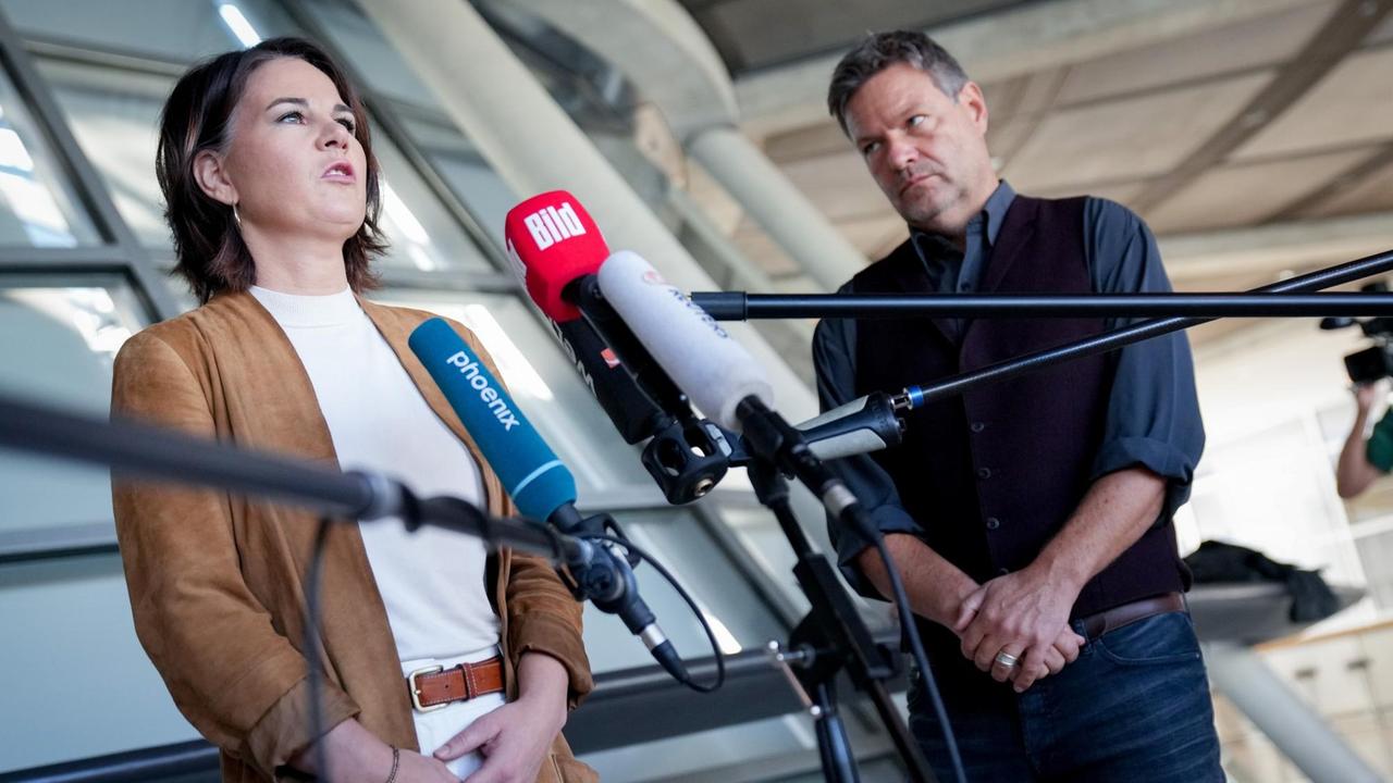 Annalena Baerbock (l), Bundesvorsitzende von Bündnis 90/Die Grünen, und Robert Habeck, Bundesvorsitzender von Bündnis 90/Die Grünen, geben eine Pressekonferenz zum weiteren Verlauf der Sondierungsgespräche. Annalena Baerbock (l), Bundesvorsitzende von Bündnis 90/Die Grünen, und Robert Habeck, Bundesvorsitzender von Bündnis 90/Die Grünen, geben eine Pressekonferenz zum weiteren Verlauf der Sondierungsgespräche.