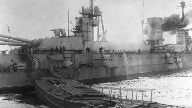 Matrosen der Kriegsschiffe Petropavlovsk und Sewastopol begehrten als erste Matrosen in Kronstadt gegen die Diktatur der Bolschewiki auf, Ende des Aufstands: 18. März 1921