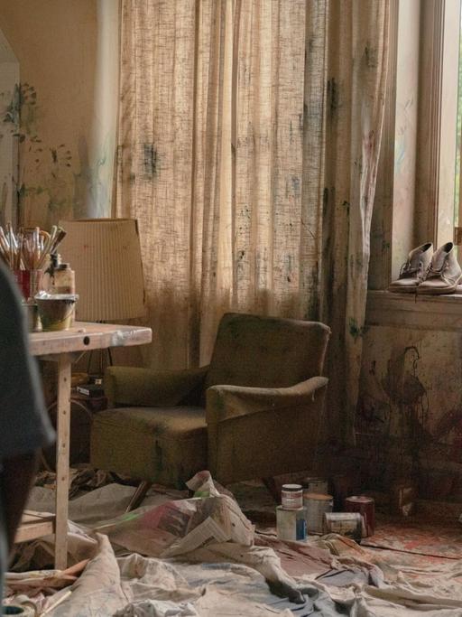 Szene aus dem Film "Candyman": ein verwüstetes Zimmer, links steht ein Mädchen, das zum Fenster blickt, auf dessen Rand ein Mann sitzt und zu ihm schaut. (links: Hannah Love Jones, rechts: Carl Clemons-Hopkins)