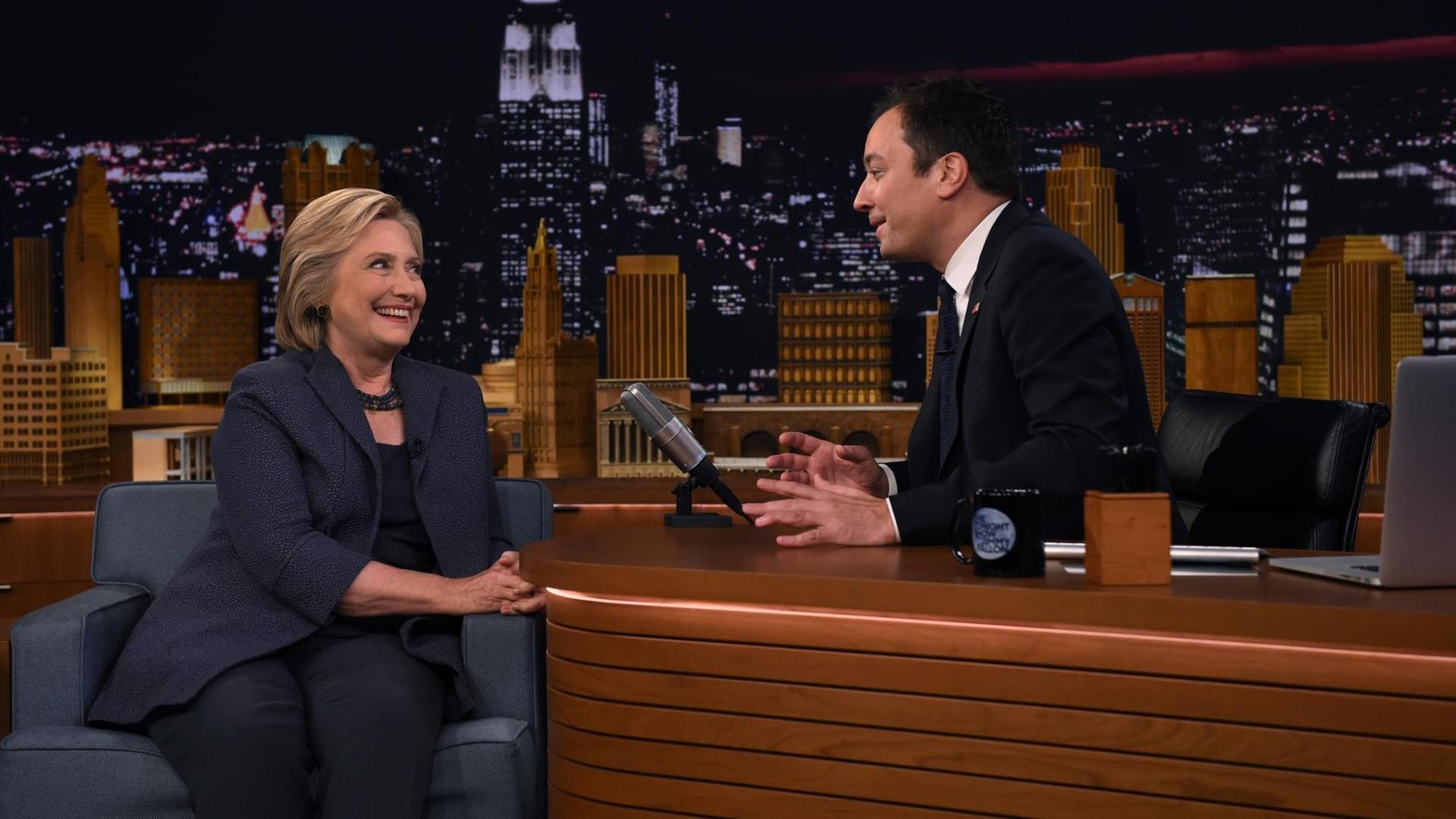 Die US-Präsidentschaftskandidatin der Demokraten, Hillary Clinton, spricht am 16. September 2016 mit Talkmaster Jimmy Fallon über den Wahlkampf. Die US-Präsidentschaftskandidatin der Demokraten, Hillary Clinton, spricht am 16. September 2016 mit Talkmaster Jimmy Fallon über den Wahlkampf.