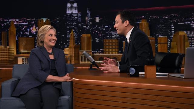 Die US-Präsidentschaftskandidatin der Demokraten, Hillary Clinton, spricht am 16. September 2016 mit Talkmaster Jimmy Fallon über den Wahlkampf.
