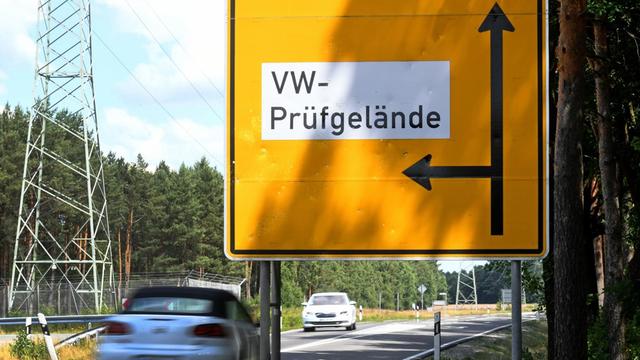 Ein Wegweiser macht auf die Hauptzufahrt zum VW-Prüfgelände Ehra aufmerksam.
