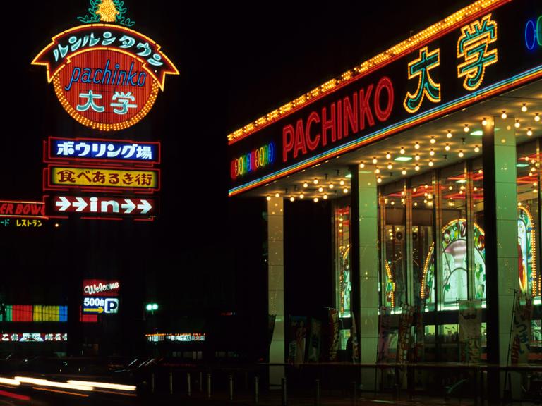 Außenansicht einer Pachinko-Halle in Kyoto, Japan.