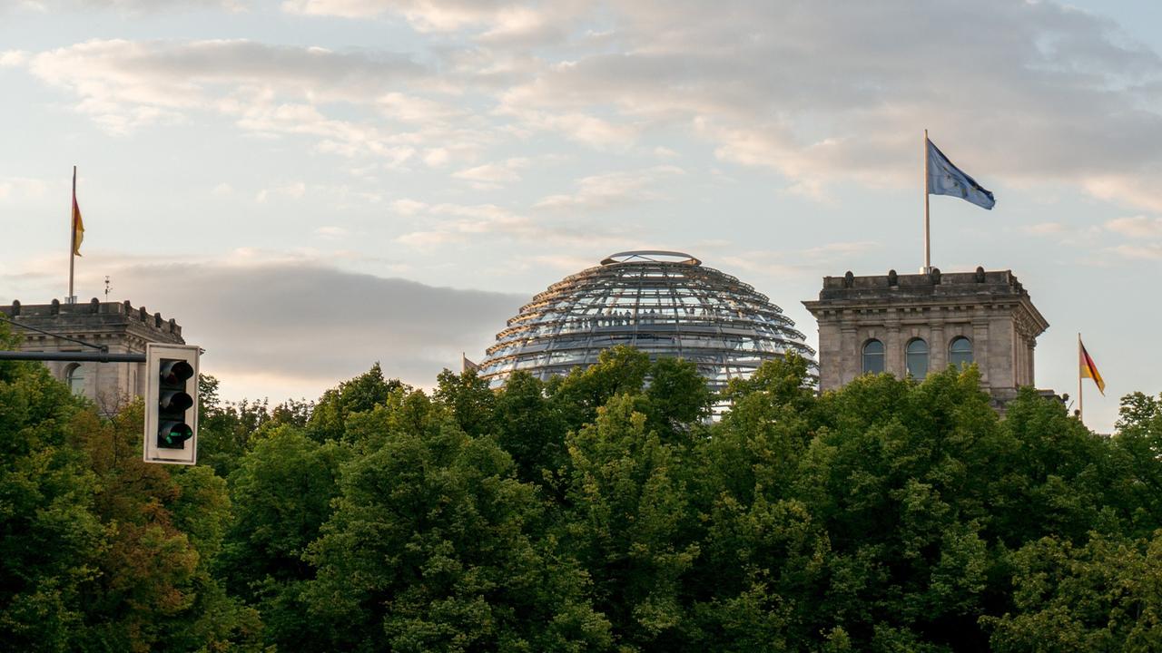 Südansicht des Reichstagsgebäudes in Berlin. Foto vom 11. August 2014. Südansicht des Reichstagsgebäudes in Berlin. Foto vom 11. August 2014.