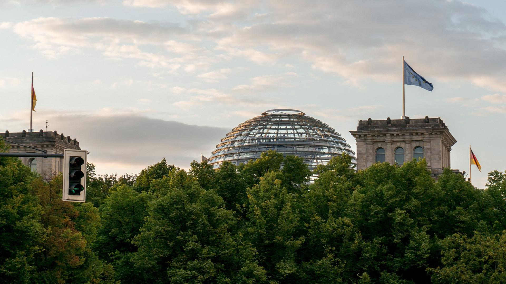Südansicht des Reichstagsgebäudes in Berlin. Foto vom 11. August 2014. Südansicht des Reichstagsgebäudes in Berlin. Foto vom 11. August 2014.