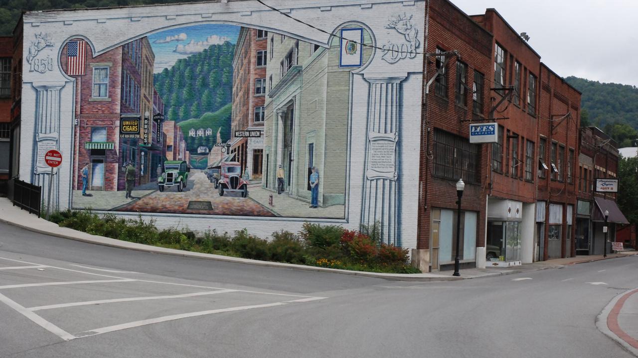 Graffiti an einer Wand an einer Kreuzung in Welch, der größten Stadt im McDowell County Graffiti an einer Wand an einer Kreuzung in Welch, der größten Stadt im McDowell County