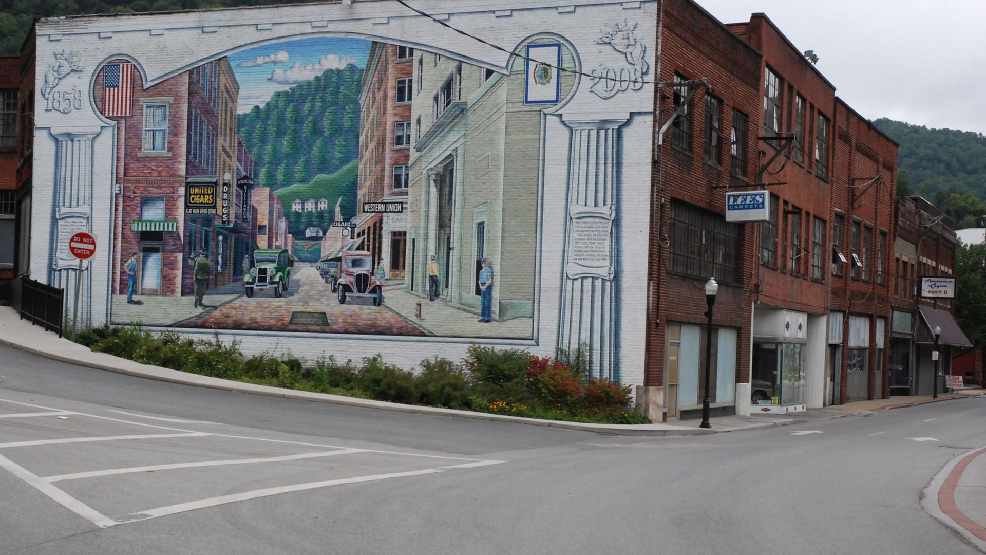 Graffiti an einer Wand an einer Kreuzung in Welch, der größten Stadt im McDowell County Graffiti an einer Wand an einer Kreuzung in Welch, der größten Stadt im McDowell County