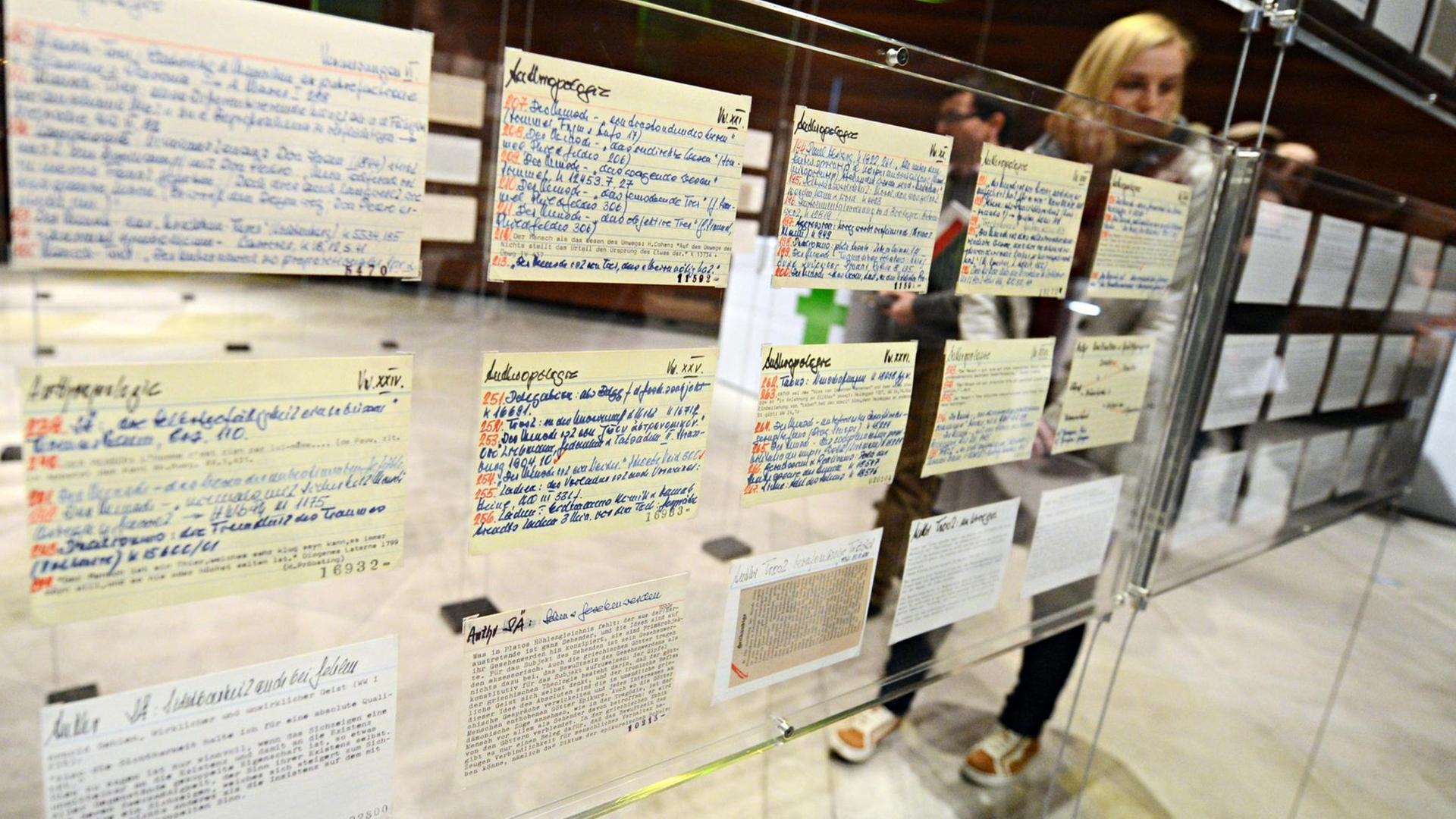 Karteikarten aus den Zettelkästen des Philosophen Hans Blumenberg sind am 28.02.2013 in Marbach am Neckar (Baden-Württemberg) in der Ausstellung «Zettelkästen. Maschinen der Phantasie» des Literaturmuseum der Moderne zu sehen. Die Ausstellung ist von 4. März bis 15. September 2013 geöffnet. Foto: Franziska Kraufmann/dpa Karteikarten aus den Zettelkästen des Philosophen Hans Blumenberg sind am 28.02.2013 in Marbach am Neckar (Baden-Württemberg) in der Ausstellung «Zettelkästen. Maschinen der Phantasie» des Literaturmuseum der Moderne zu sehen. Die Ausstellung ist von 4. März bis 15. September 2013 geöffnet. Foto: Franziska Kraufmann/dpa