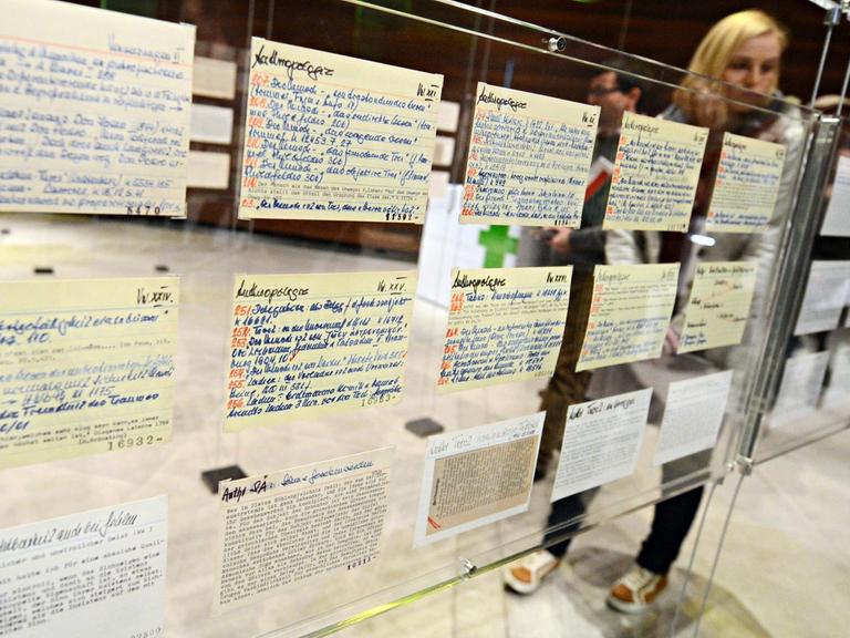 Karteikarten aus den Zettelkästen des Philosophen Hans Blumenberg sind am 28.02.2013 in Marbach am Neckar (Baden-Württemberg) in der Ausstellung «Zettelkästen. Maschinen der Phantasie» des Literaturmuseum der Moderne zu sehen. Die Ausstellung ist von 4. März bis 15. September 2013 geöffnet. Foto: Franziska Kraufmann/dpa