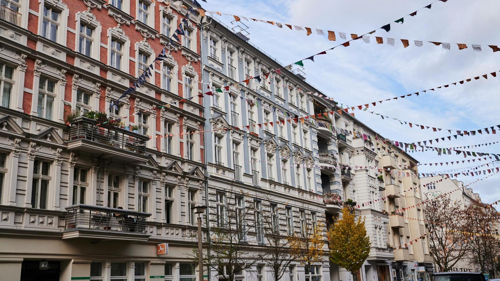 Renovierte Altbauwohnungen reihen sich in Berlin-Prenzlauer Berg aneinander. Renovierte Altbauwohnungen reihen sich in Berlin-Prenzlauer Berg aneinander.