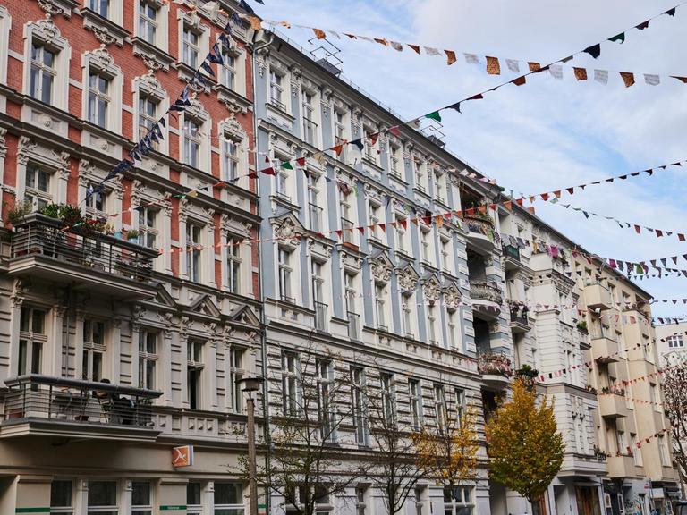 Renovierte Altbauwohnungen reihen sich in Berlin-Prenzlauer Berg aneinander.