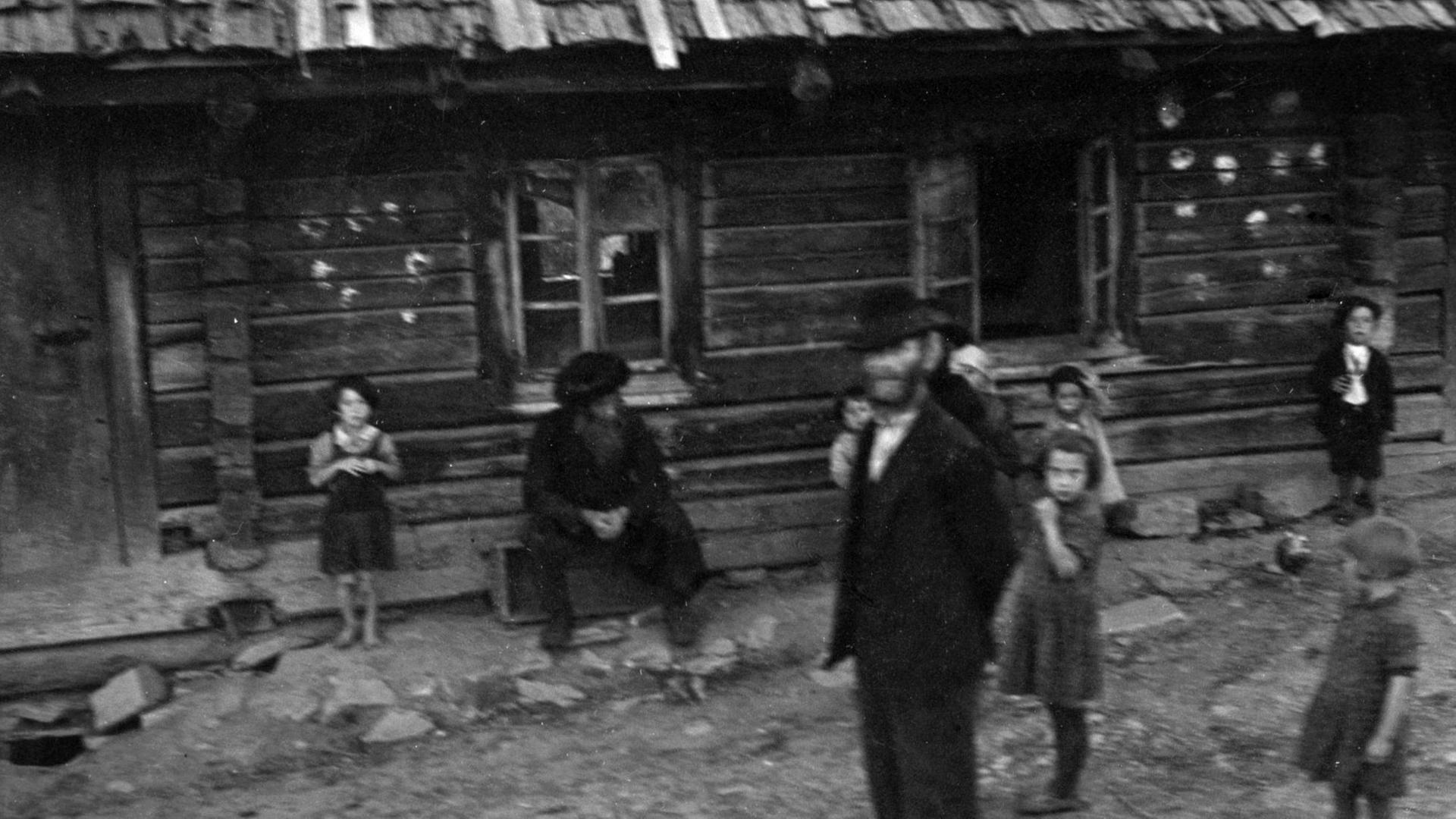 Jüdische Bauernhaus mit Besitzern und ihren Kindern - Foto aufgenommen 1938-39 in einem Gebiet angrenzend an Polen und die Ukraine, bekannt als Ruthenien. Jüdische Bauernhaus mit Besitzern und ihren Kindern - Foto aufgenommen 1938-39 in einem Gebiet angrenzend an Polen und die Ukraine, bekannt als Ruthenien.
