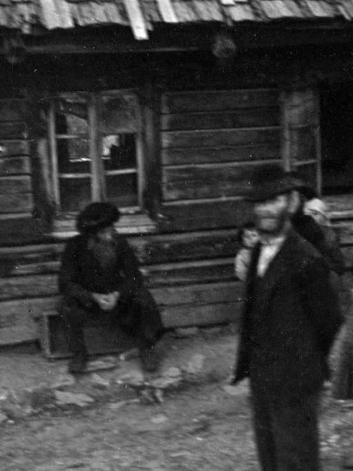 Jüdische Bauernhaus mit Besitzern und ihren Kindern - Foto aufgenommen 1938-39 in einem Gebiet angrenzend an Polen und die Ukraine, bekannt als Ruthenien.