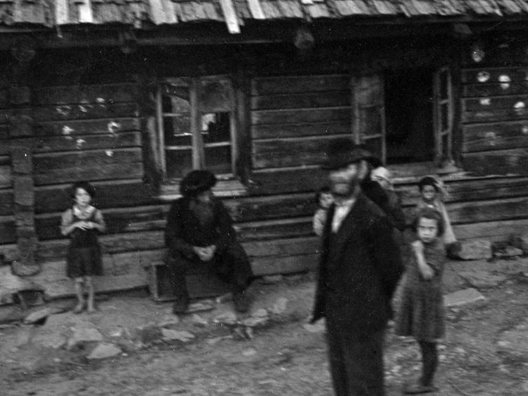 Jüdische Bauernhaus mit Besitzern und ihren Kindern - Foto aufgenommen 1938-39 in einem Gebiet angrenzend an Polen und die Ukraine, bekannt als Ruthenien.