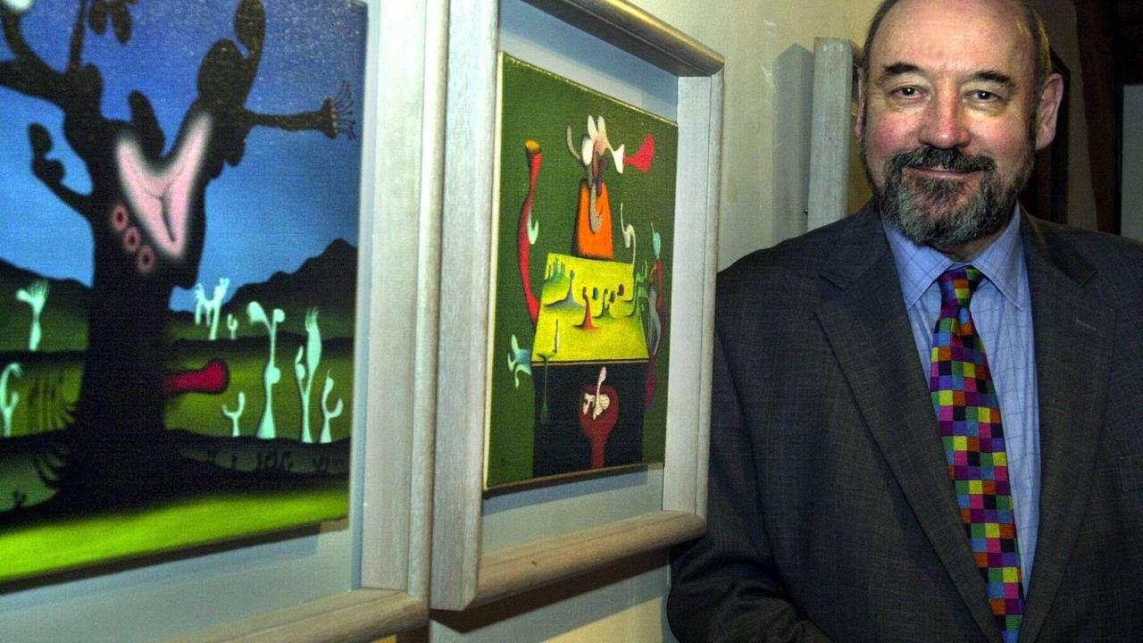 Desmond Morris posiert vor zwei seiner Bilder Desmond Morris posiert vor zwei seiner Bilder