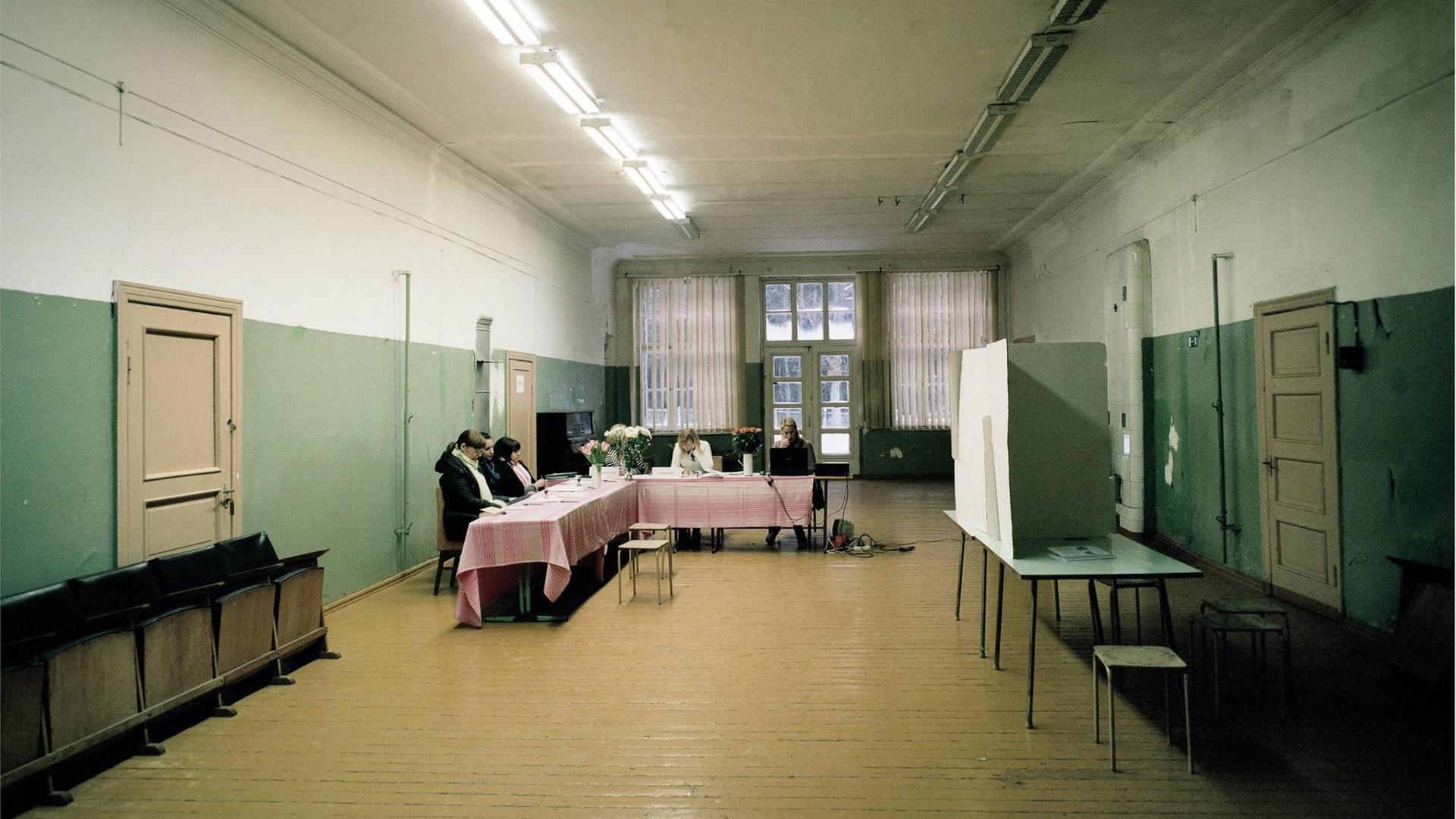 Blick in ein Wahllokal im ostlettischen Daugavpils beim Referendum über die Zulassung des Russischen als zweite Amtssprache im Jahr 2012 Blick in ein Wahllokal im ostlettischen Daugavpils beim Referendum über die Zulassung des Russischen als zweite Amtssprache im Jahr 2012