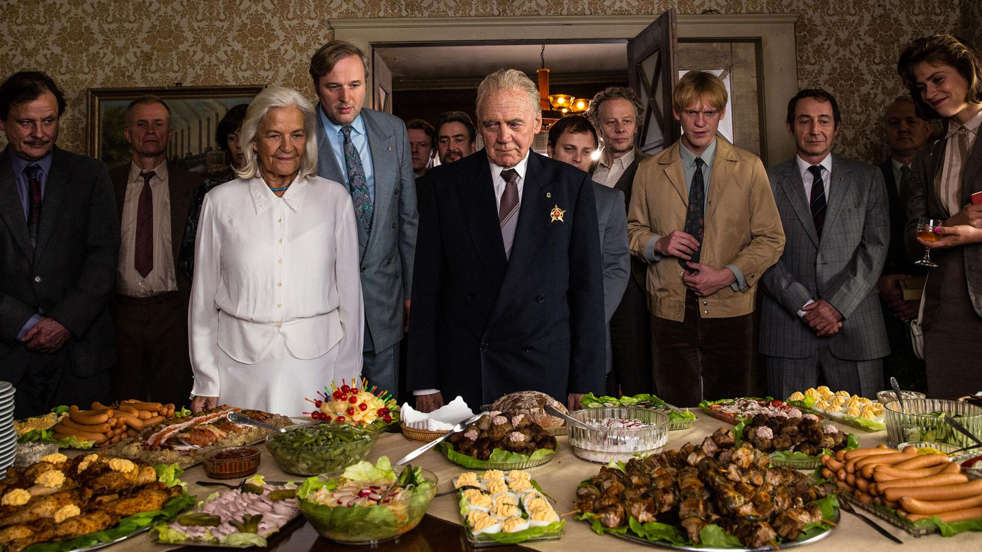 Die DDR kurz vor dem Zusammenbruch: Genosse Powileit wird 90 Jahre alt und bekommt auch ein schönes Buffet Die DDR kurz vor dem Zusammenbruch: Genosse Powileit wird 90 Jahre alt und bekommt auch ein schönes Buffet
