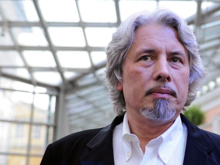 Der Schriftsteller Vladimir Sorokin hat graue Haare und einen grauen Bart, er schaut über die Kamera hinweg in die Ferne.