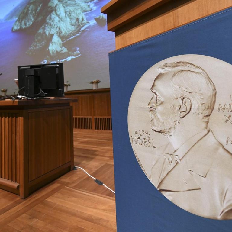 Das Porträt von Alfred Nobel am Rednerpult im Karolinska Institut in Stockholm am 5. Oktober 2020