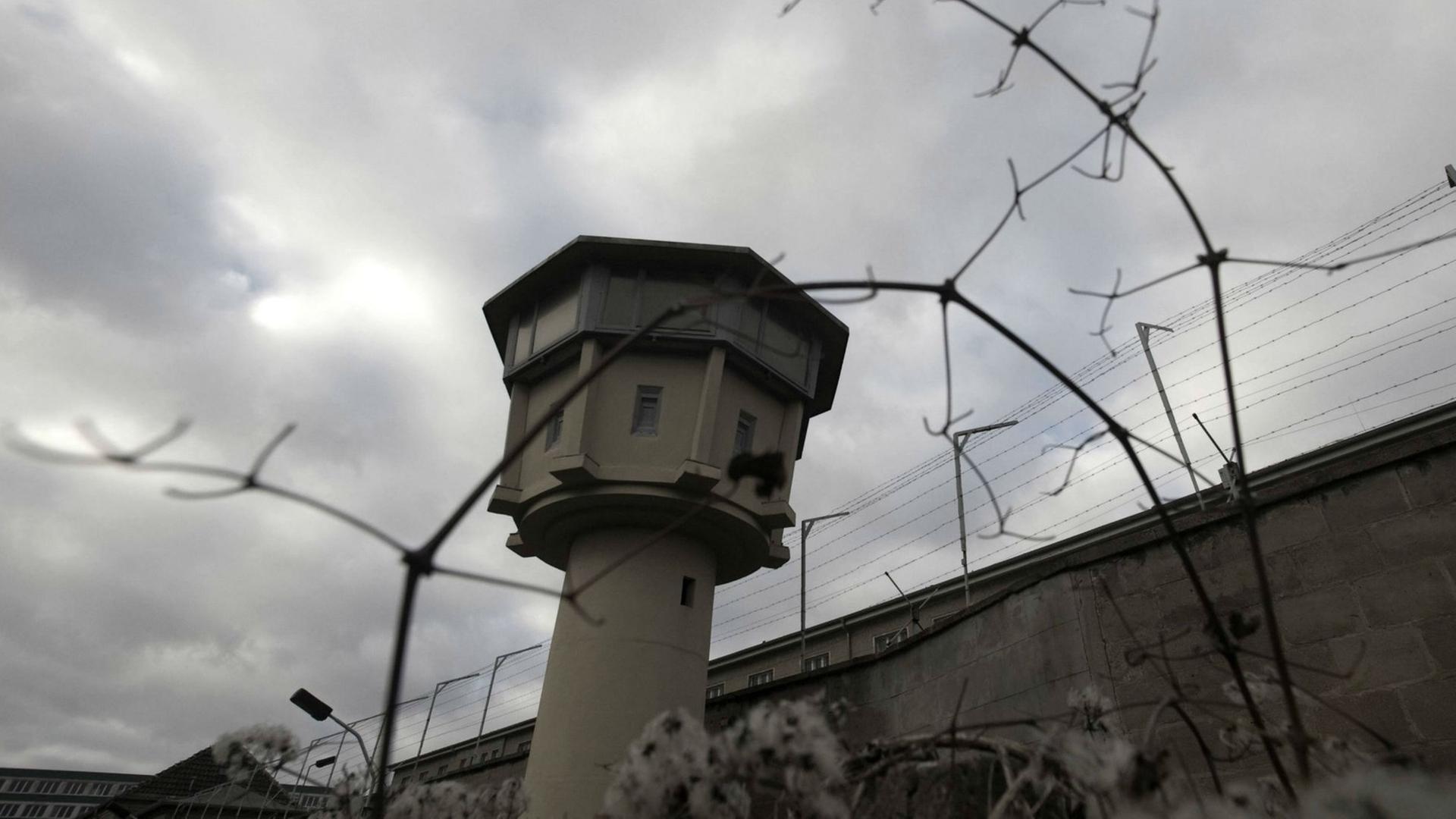 Wachturm der ehemaligen Untersuchungshaftanstalt des Ministeriums für Staatssicherheit an der Genslerstraße in Berlin-Hohenschönhausen. Wachturm der ehemaligen Untersuchungshaftanstalt des Ministeriums für Staatssicherheit an der Genslerstraße in Berlin-Hohenschönhausen.
