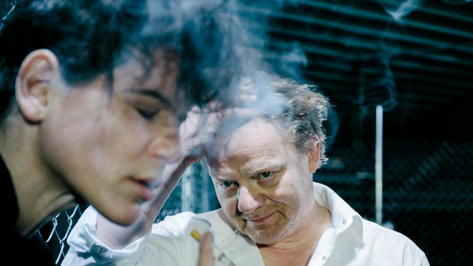 Das Probenfoto zeigt eine Szene aus dem Stück "Faust" mit (v.l.) Bibiana Beglau (Mephisto) und Werner Wölbern (Faust) am Residenztheater in München. Das Probenfoto zeigt eine Szene aus dem Stück "Faust" mit (v.l.) Bibiana Beglau (Mephisto) und Werner Wölbern (Faust) am Residenztheater in München.