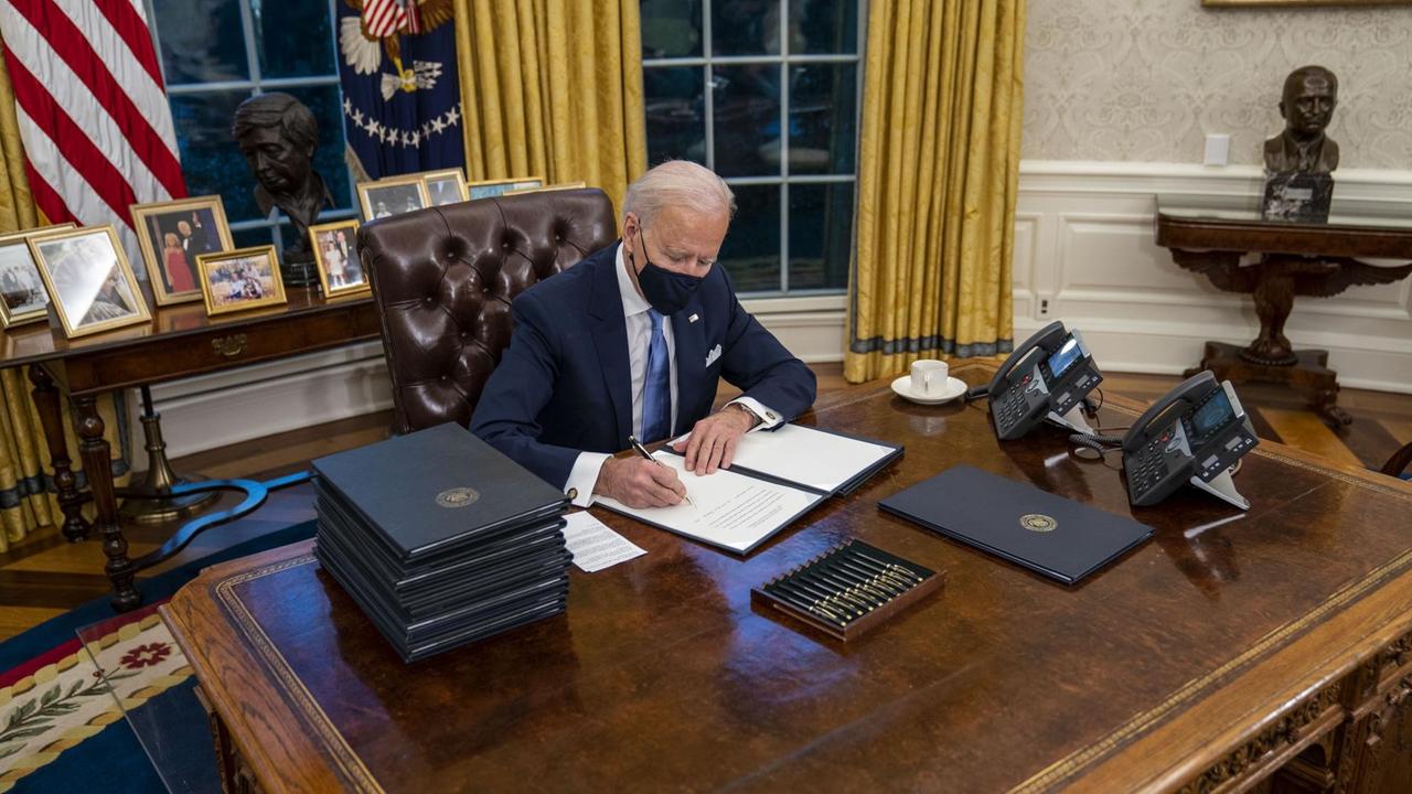 Joe Biden unterschreibt ein Dokument Joe Biden unterschreibt ein Dokument