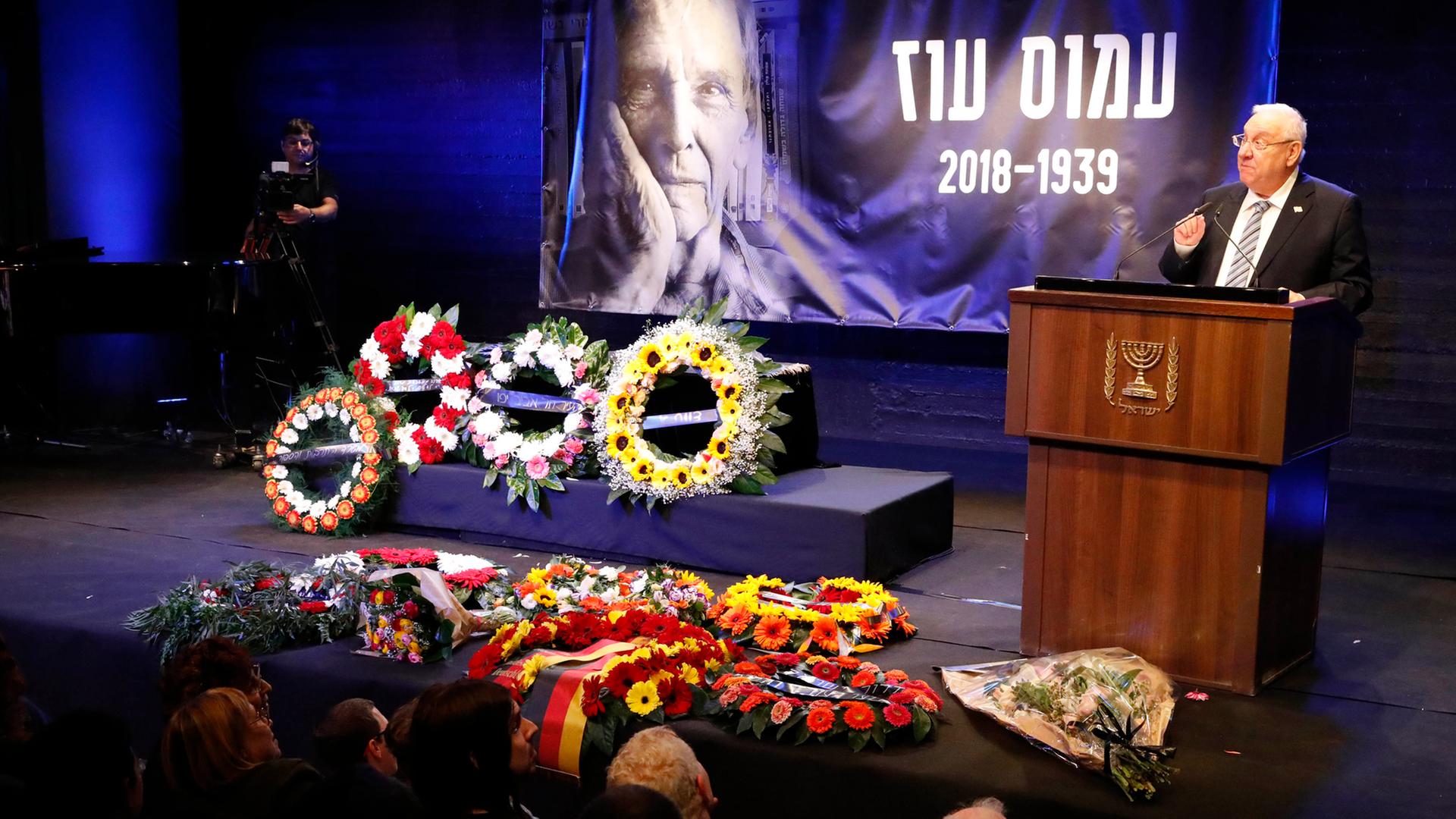 Israels Präsident Reuven Rivlin hält vor dem Sarg des verstorbenen Schriftstellers Amos Oz eine Rede Israels Präsident Reuven Rivlin hält vor dem Sarg des verstorbenen Schriftstellers Amos Oz eine Rede